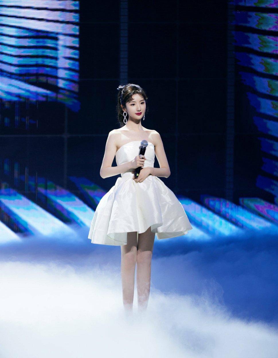 毛晓彤|毛晓彤开启逆生长模式,白色抹胸短裙配高马尾,洋气减龄又养眼