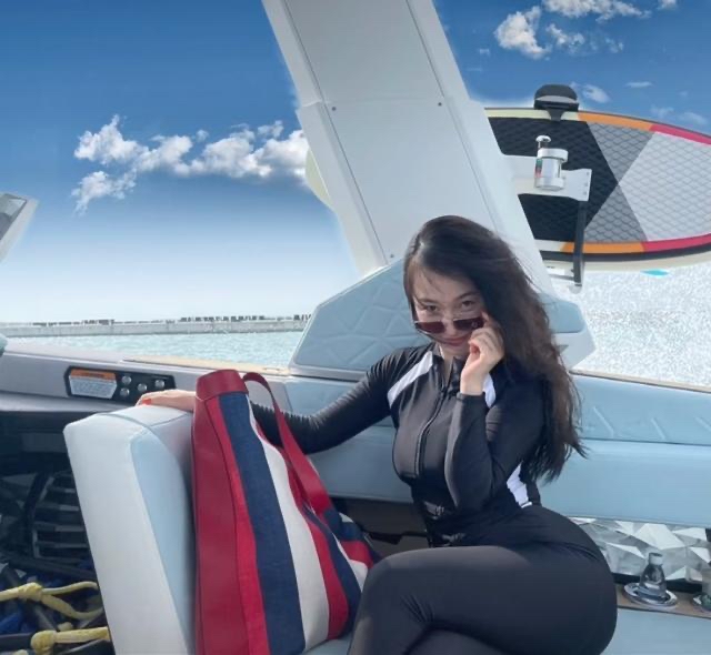 霍思燕|41岁霍思燕三亚之旅，身穿黑色紧身游泳服，臀部太丰满了