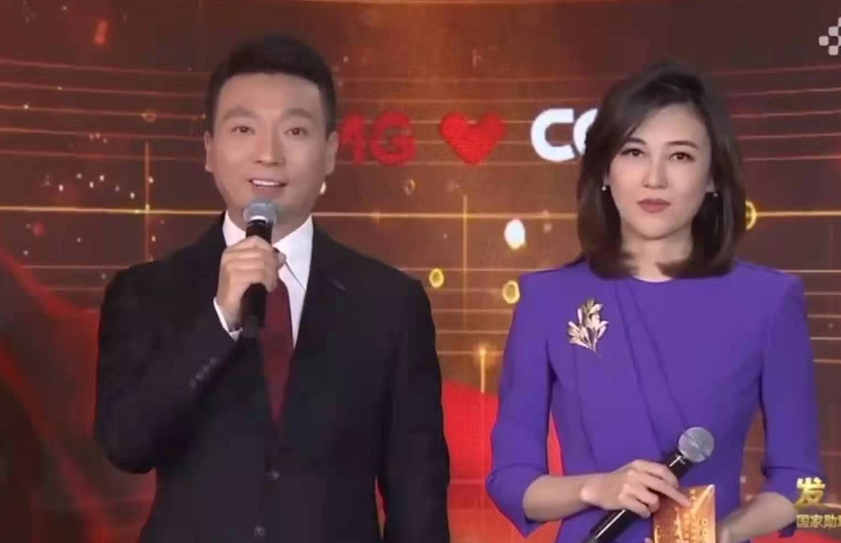 时尚风行派|央视李红直男斩不是白叫的！穿粉裙身材窈窕，比小19岁张舒越还美