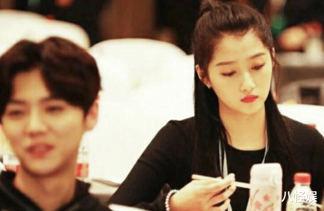 关晓彤|关晓彤小区门口拍照，小V脸大长腿身材超赞，却被指与范冰冰撞型