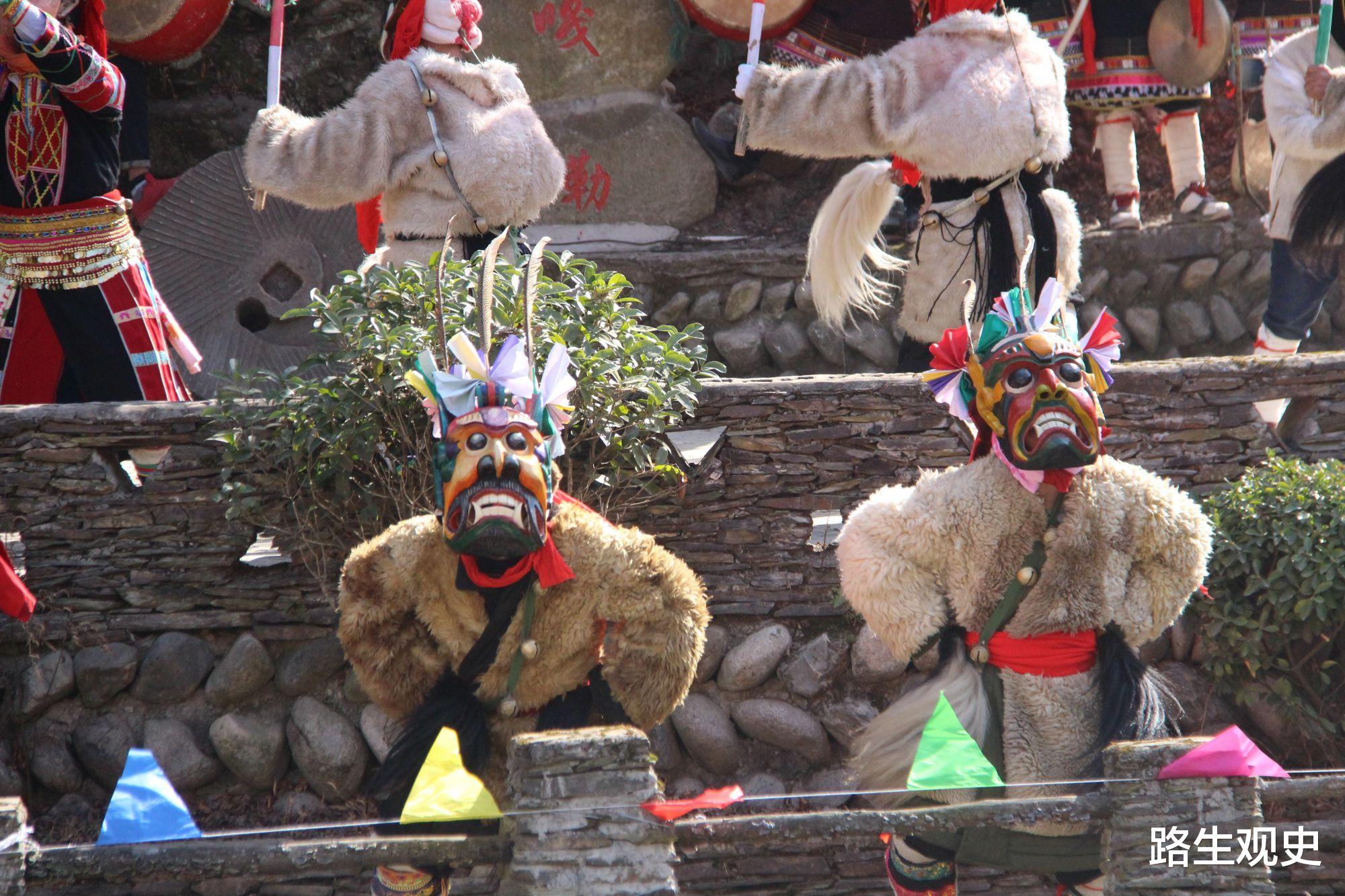 路生观史 甘肃与四川之间有条密道,是河谷,造就三星堆青铜面具的奇特长相
