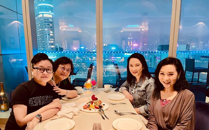 方脸妹说时尚|63岁“黄蓉”魏秋樺罕见参加阔太聚会,穿薄纱衣裙,老戏骨笑真甜