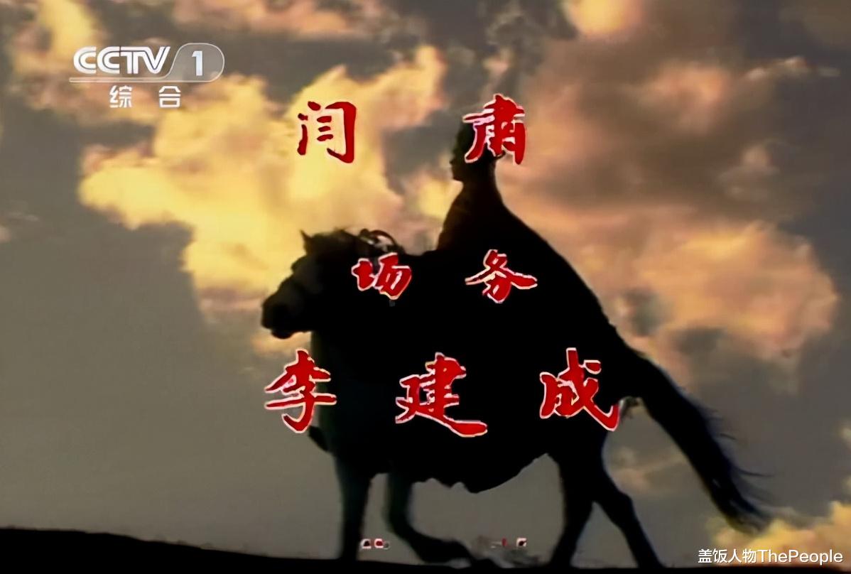 路人甲|电视剧“路人甲”有多离谱？群演拍戏看手机，18个角色共用一张脸