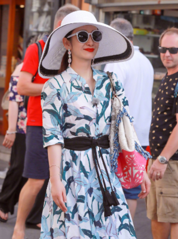 美人哒|秦海璐这高级感真让人服气，穿印花裙配贵妇帽，美到国外去了