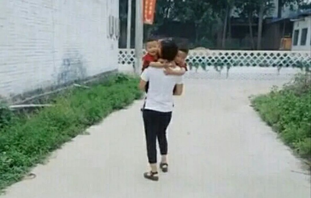 饭饭妈妈育儿|三个孩子玩累了吵着要妈妈抱，妈妈不偏不倚，让三个娃都不失望