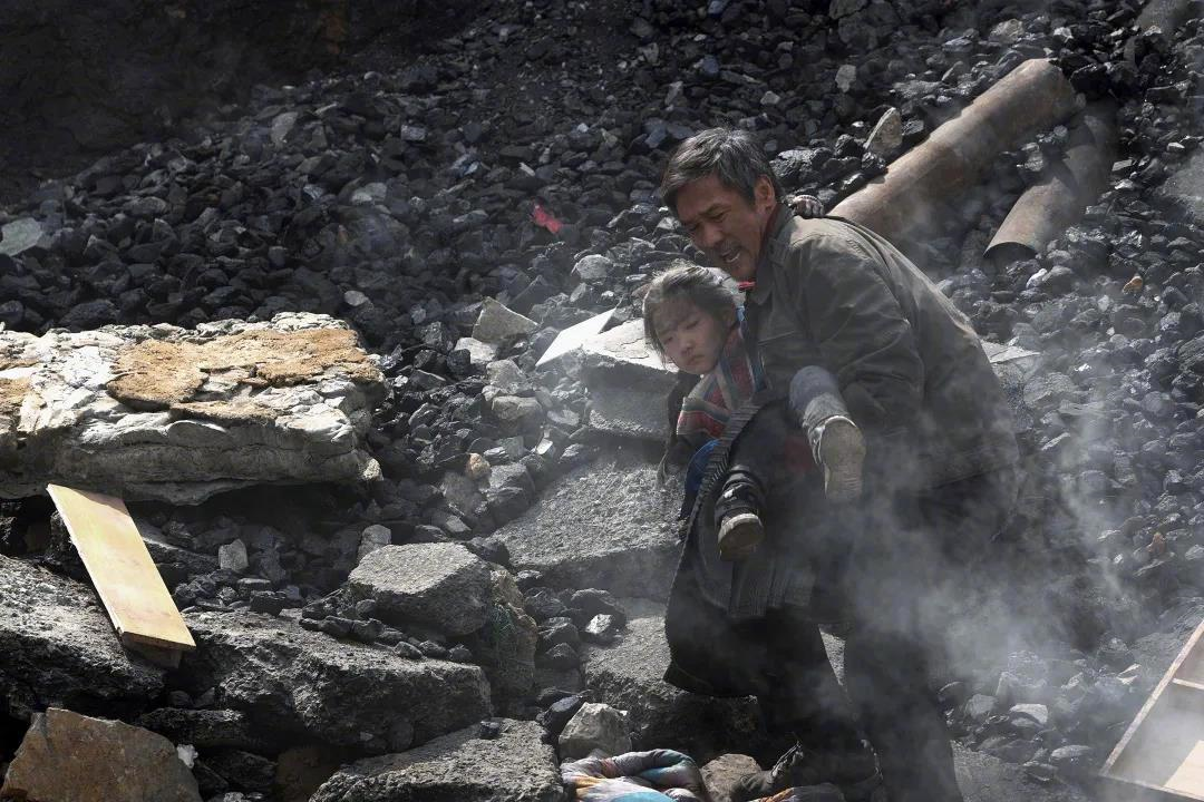 峰爆|看完《峰爆》，整个人就是两个字：割裂