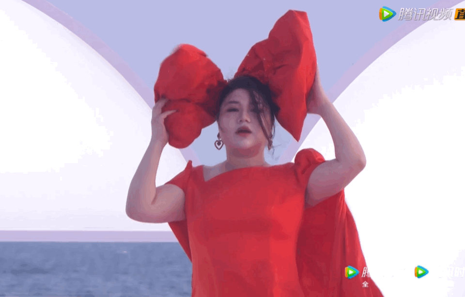 杨天真|杨天真出来走红毯,迪丽热巴都要震一震