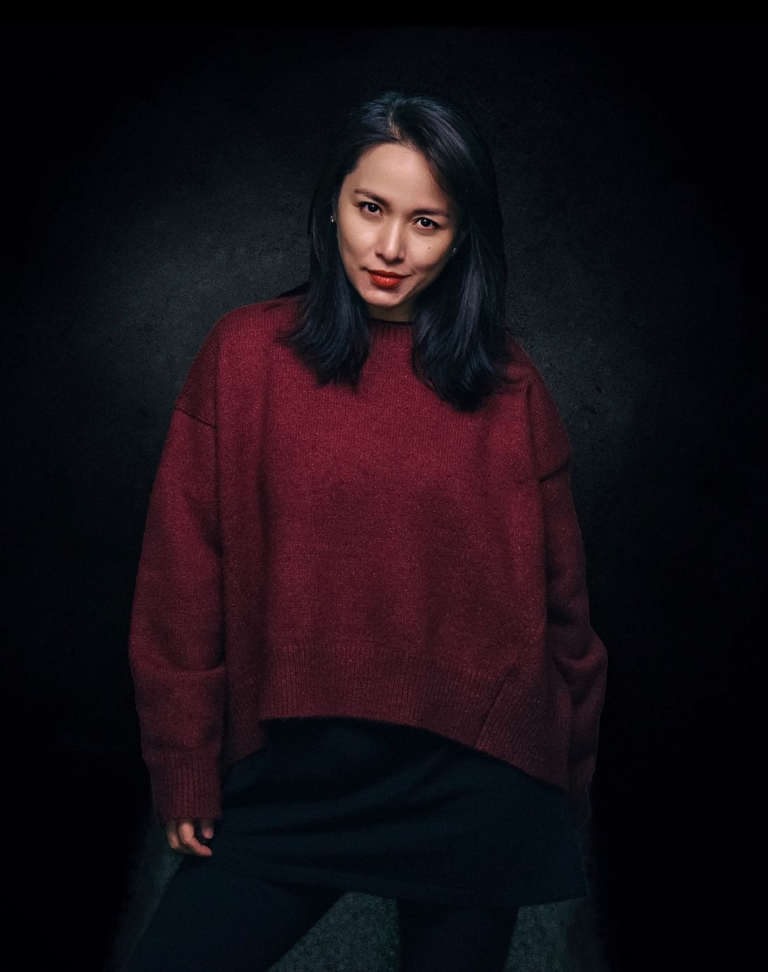 靳东|靳东老婆素颜出镜，长了很多白发也不染，穿搭低调气质却挺高级