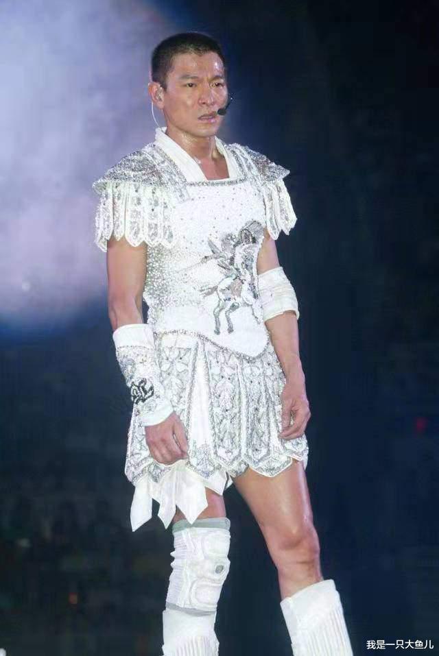 刘德华|明星造型能有多奇葩！刘德华露背装领先时代，陈奕迅有点辣眼睛