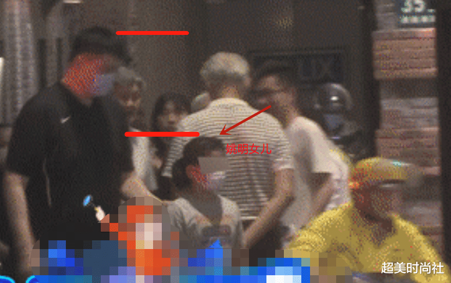 姚明|姚明11岁女儿又长高？打扮简单紧跟家长身旁，身高快到爸爸胸部