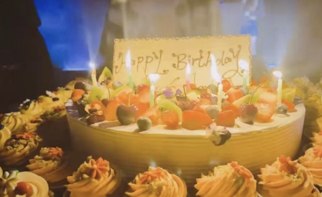 王思聪|王思聪庆祝34岁生日,周围依旧美女成群