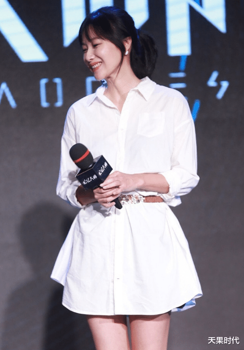 亚麻|徐静蕾真爱搞特殊，想用亚麻金短发扮辣妹，却因为黑眼圈变老气