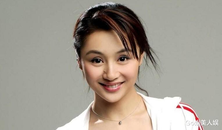 冯提莫|前央视一姐曹颖，一手好牌打稀烂，如今带着10岁的儿子直播卖货