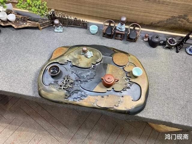 手艺人|难得的一块“金皮金晕”美石，请500一天的手艺人雕成茶盘，值吗