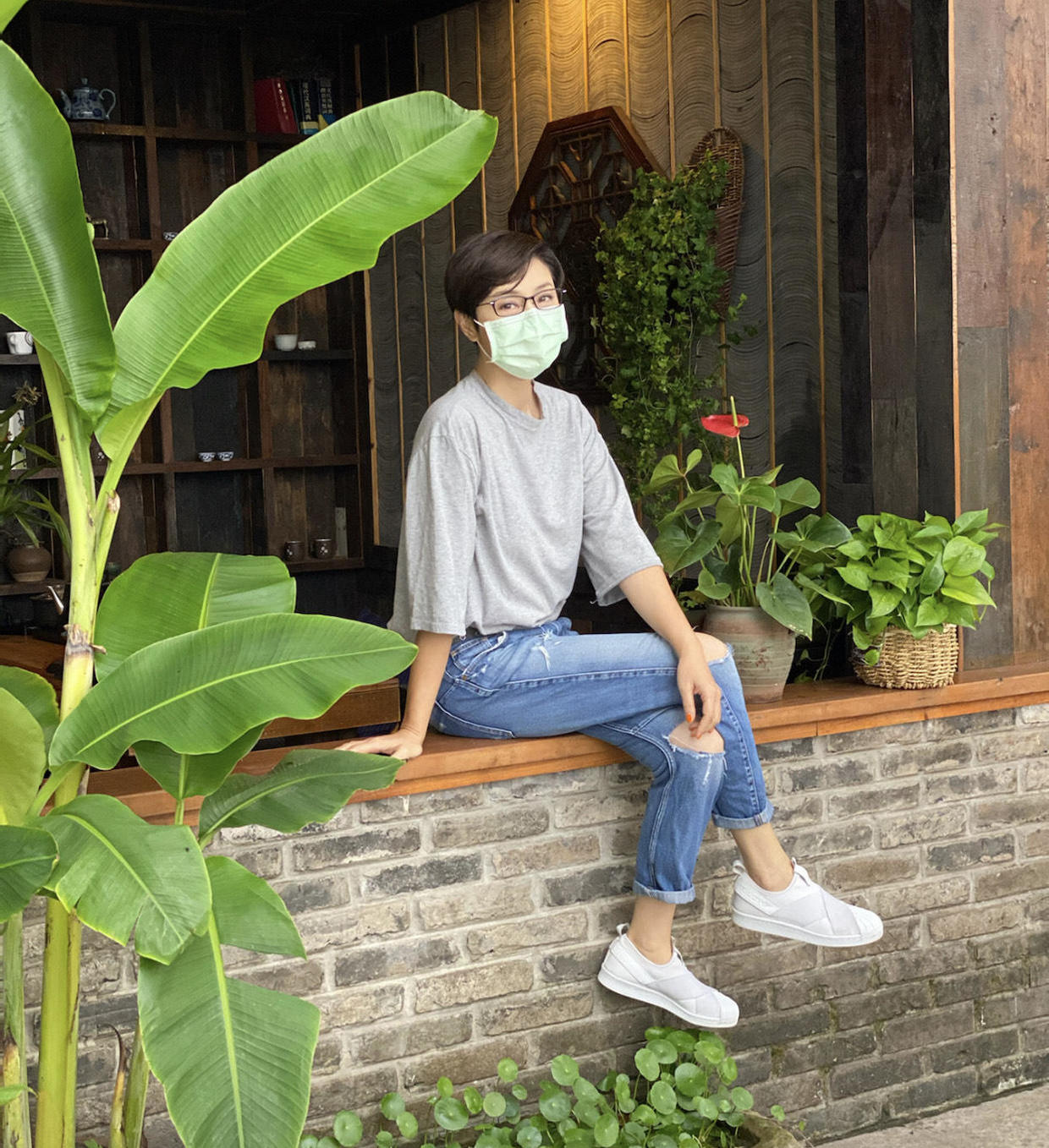 高马尾|54岁的陈法蓉依然高挑纤瘦，穿一袭白色蕾丝连衣裙减龄时髦，真美