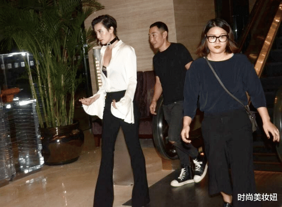 穿衣搭配|宋佳这回造型绝了，白色衬衫敞开穿配“超短发”，又飒又美