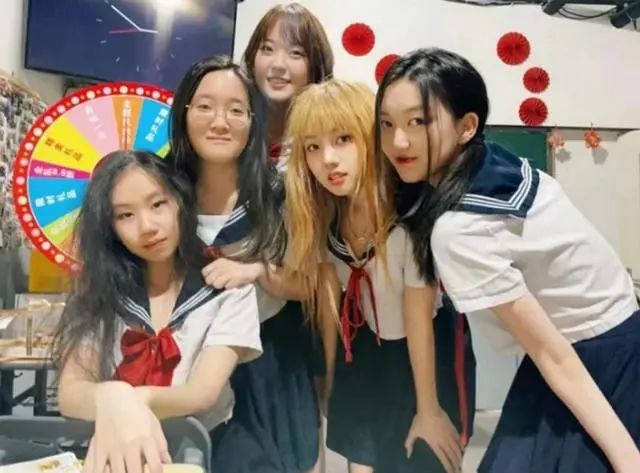 李嫣|14岁李嫣高调秀身材,提前进入夏天,学院风穿搭美成教科书