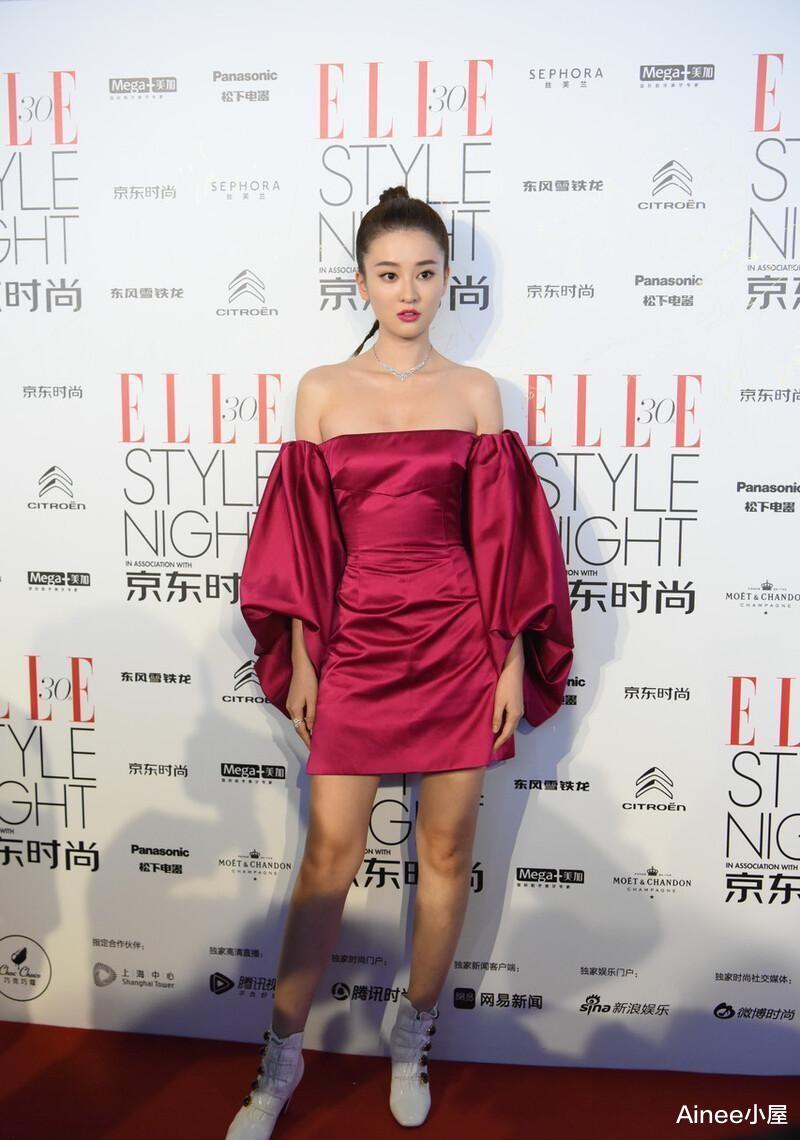 Ainee小屋 乔欣穿衣不掩富贵气质，红色泡泡袖短裙好抢眼，迷你身材裹得挺紧