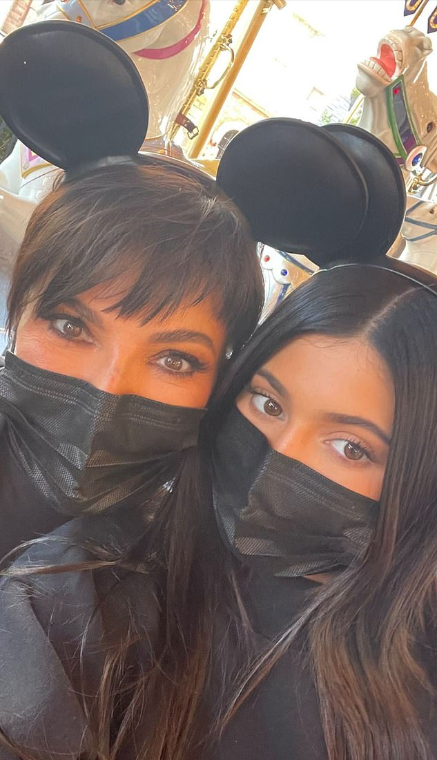 全球时尚风行 怀二胎的金小妹母女逛迪士尼！卫衣遮不住孕肚，戴米老鼠发箍扮嫩
