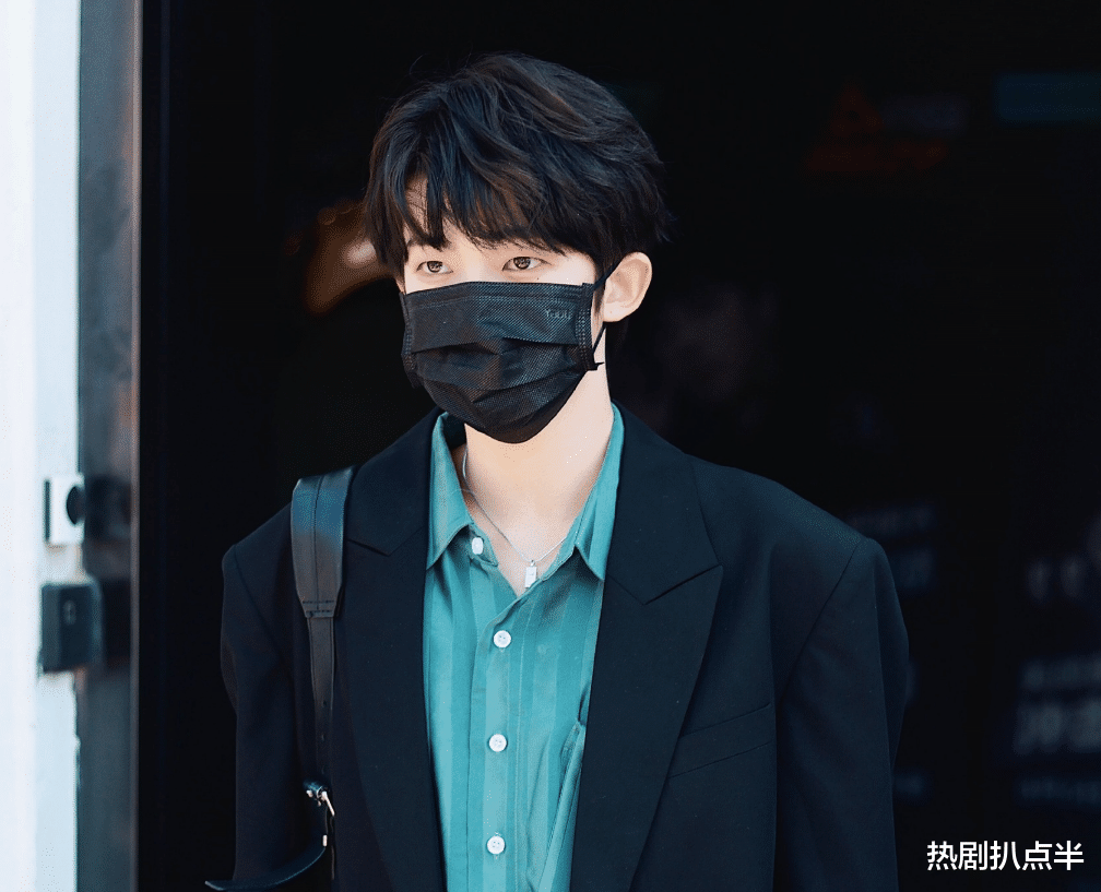 鞠婧祎|男团惊现翻版“鞠婧祎”？夏天也要贴垫肩，浓妆糊面鞋底高度惊人