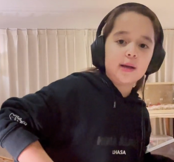 王刚|王刚混血外孙女学狗叫!被爱犬亲脸感情太好,一头金发浓眉大眼