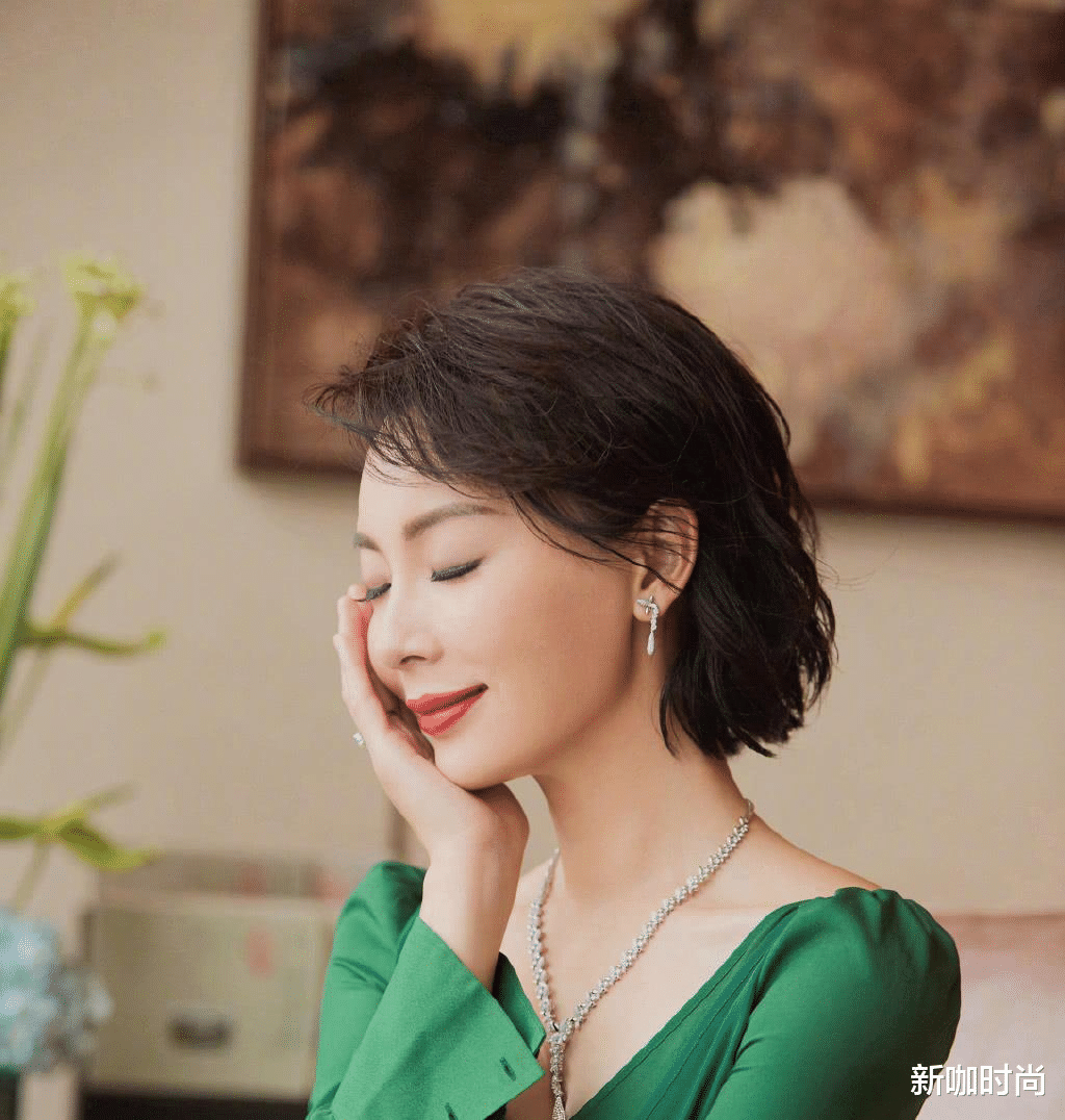 新咖时尚|龚琳娜好真实，素颜走机场不怕露鱼尾纹，简约民族风彰显十足韵味