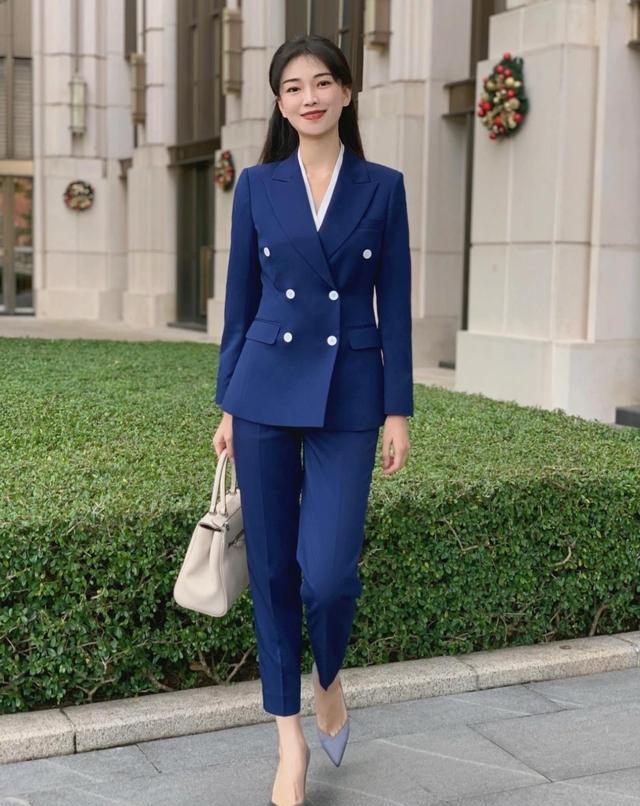 |今年火了一种通勤穿法，叫“西装成套穿”，简约高级关键是有气质