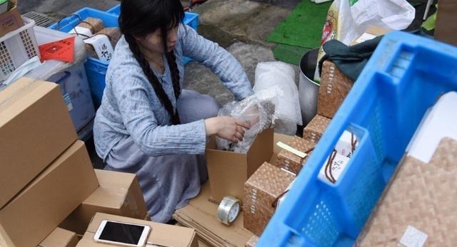 特色美食集合 杭州这家粽子店火了,老板娘长得好粽子包得还快,一天卖出几千个