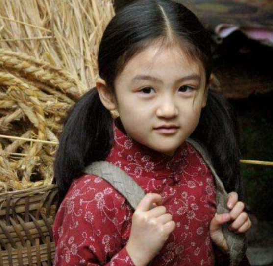 陆子艺|6岁被成龙抱着上春晚，14岁因长相被吐槽，如今现状打脸网友