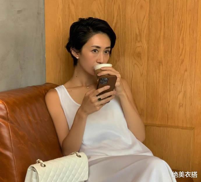 冬瓜 凭着一头“短发”，中年的她美得高级！3大穿搭要点，学会你也行