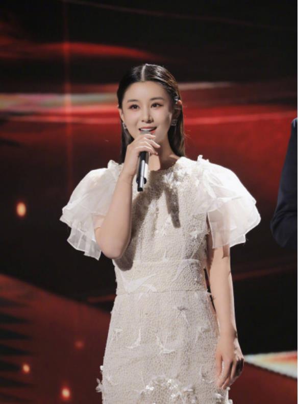 李小萌|李小萌晒孕期变化照，产后20天瘦了一大圈，双手纤细腰部无赘肉