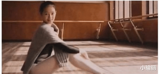 章子怡|二十年前，章子怡穿红肚兜随张艺谋上台领奖，下台后张艺谋破口大骂