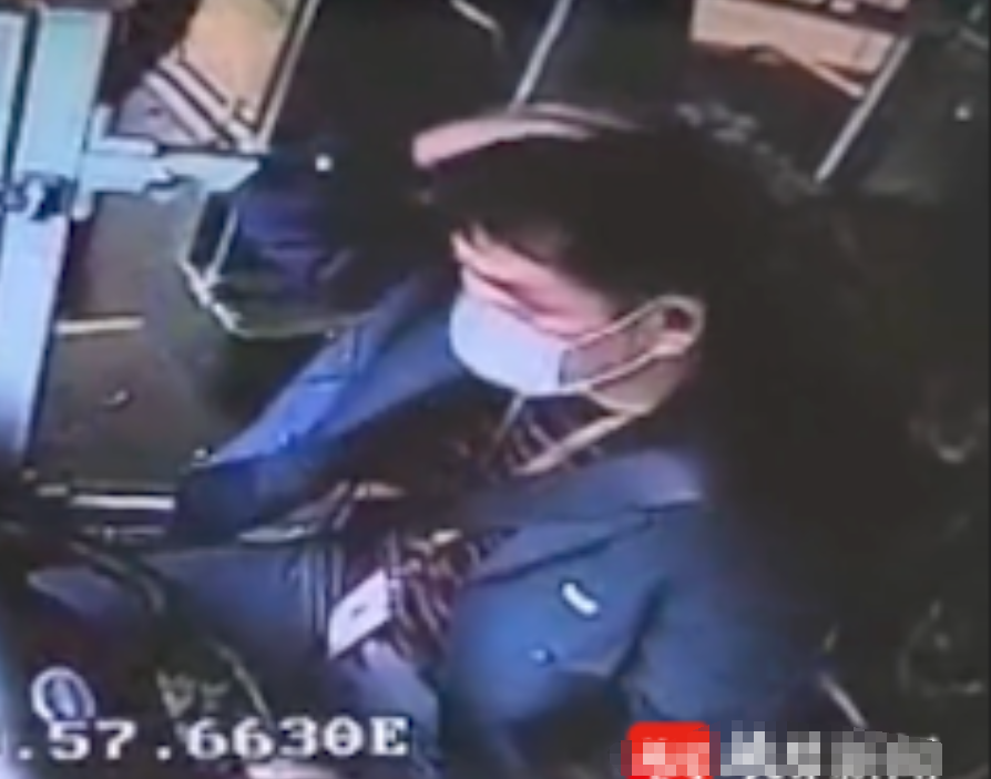 新视角看民生 江苏一男子用玻璃杯“爆头”公交车司机，身份竟是老师！结局引起舒适