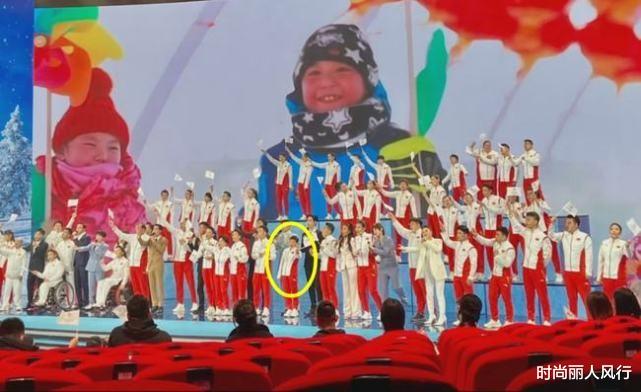 全红婵|14岁全红婵终于登上央视晚会！穿运动装站舞台C位亮相，胆子真大