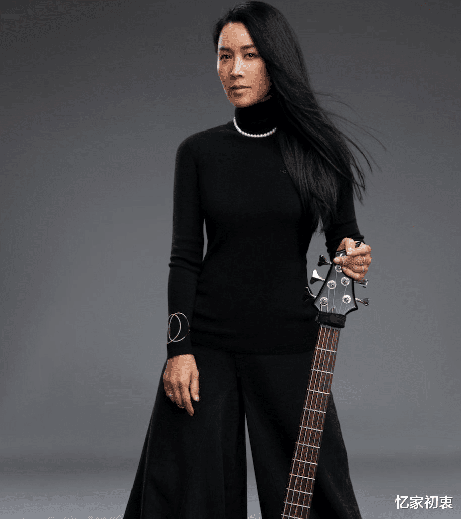 那英|53岁那英选秀视频曝光，复古皮衣波点丝袜，发型凌乱被认成伍佰