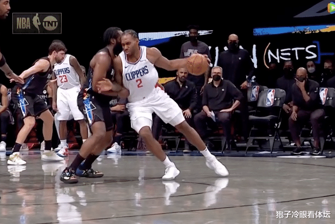 詹姆斯·哈登|打不動啊！萊昂納德強(qiáng)打哈登如撞墻 連頂兩次表情痛苦 大胡子一臉輕松太享受