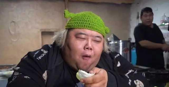 青菜 胖侯仔正式官宣转型，励志做减肥博主！一顿3餐只吃青菜