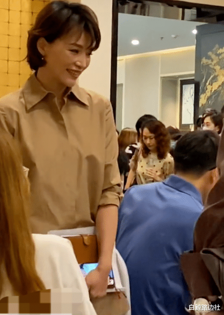 董卿|48岁董卿参加会议显疲惫，腰椎疼痛难以坐下，身体状况引人担忧