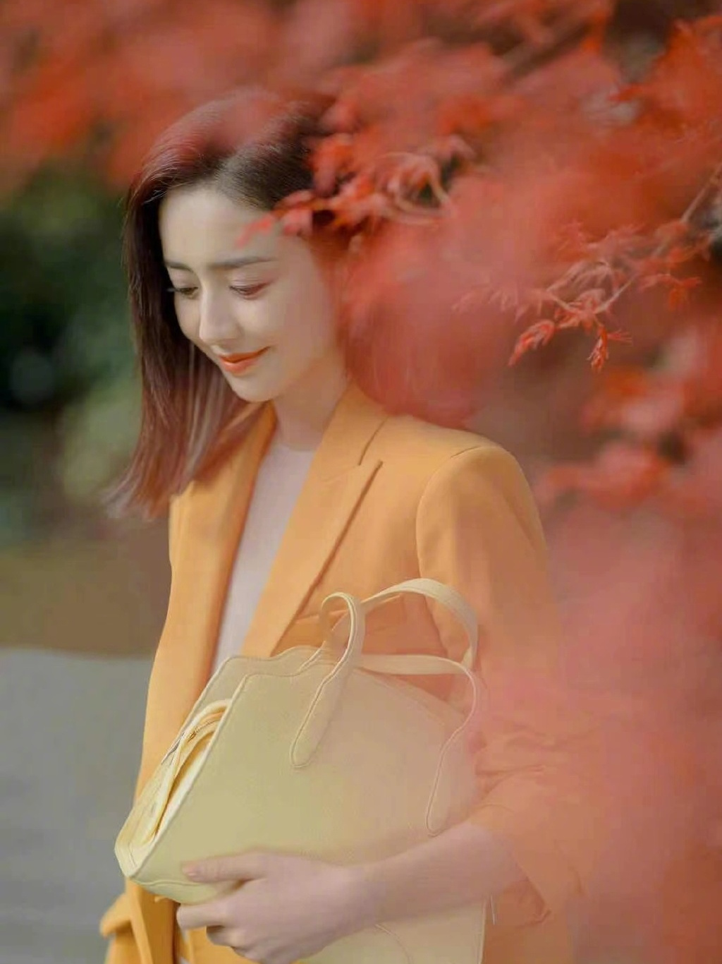 佟丽娅|我被佟丽娅“蜻蜓腰”迷住了！身穿粉色轻纱礼服裙亮相，高级优雅