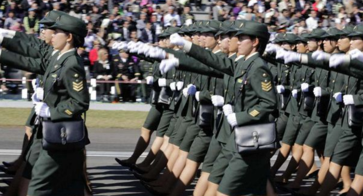 日本閱兵儀式上，自衛隊女兵為何帶著小挎包？裡面裝著什麼？-圖6