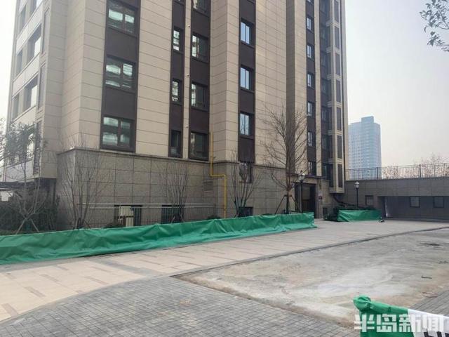 |新房楼道门，咋建在小区外？市规划局：开发商未按规划施工
