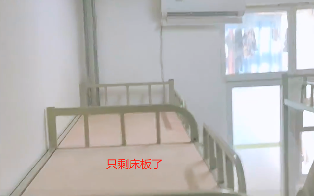 宿舍|人不见了只剩床板？女大学生睡醒发现舍友都不见了，还以为在做梦