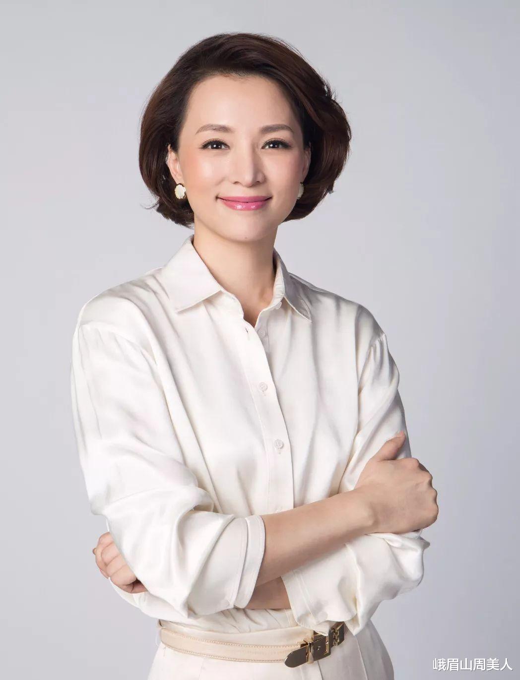 峨眉山周美人|奔五女人不用刻意装嫩，学学董卿的“优雅穿搭”，知性大方有气质