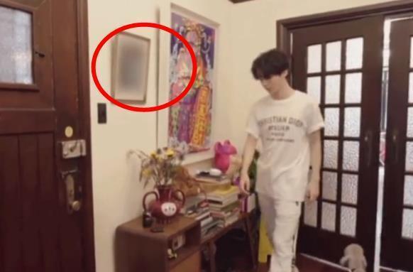 王俊凯|王俊凯在老家自拍，墙上合照与宠物暴露真实童年生活，好心疼