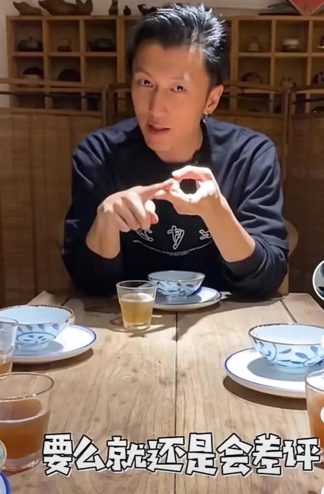 谢霆锋|谢霆锋晒新年首餐，热干面配豆皮接地气，坐在街头与路人一起用餐很朴素