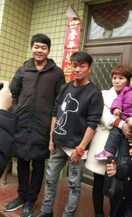 杨超越|杨超越回村吃席,蜷缩角落社恐最佳位置,网友:上一个是李佳琦吧