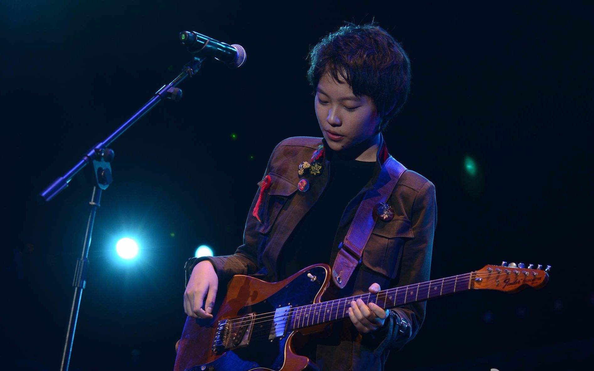 窦靖童|颜色小花得罪渣浪？窦靖童自食其力？黄轩带女朋友与白百何聚餐？