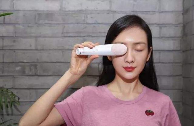 好物官|王鸥打瘦脸针后脸“变僵”,改用美容仪护肤后,越来越漂亮了