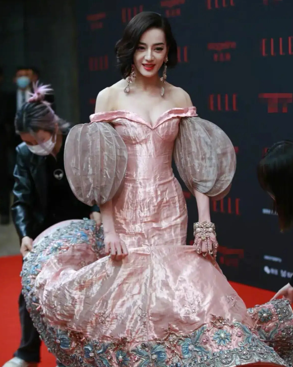 明星|女明星走红毯太拼了！全身涂粉、踩高跷，冬天穿抹胸裙冻到发抖