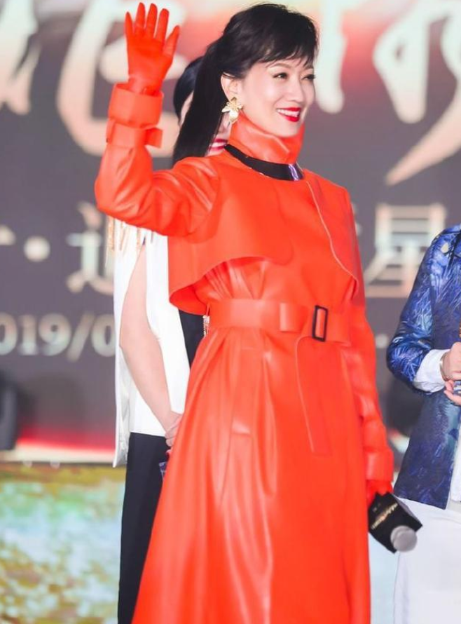 穿衣搭配|赵雅芝扎起马尾辫，穿身“橙子装”身姿挺拔，谁敢说是奶奶辈的人